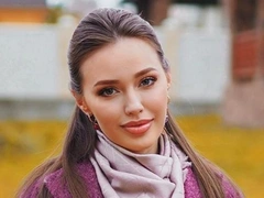 Анастасия Тарасова рассказала, что во втором классе просила у Деда Мороза крем для увеличения груди