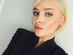 «Расставлю точки в истории с пальцем»: Алена Шишкова ответила всем, кто считает, что она не принимает участия в воспитании дочери