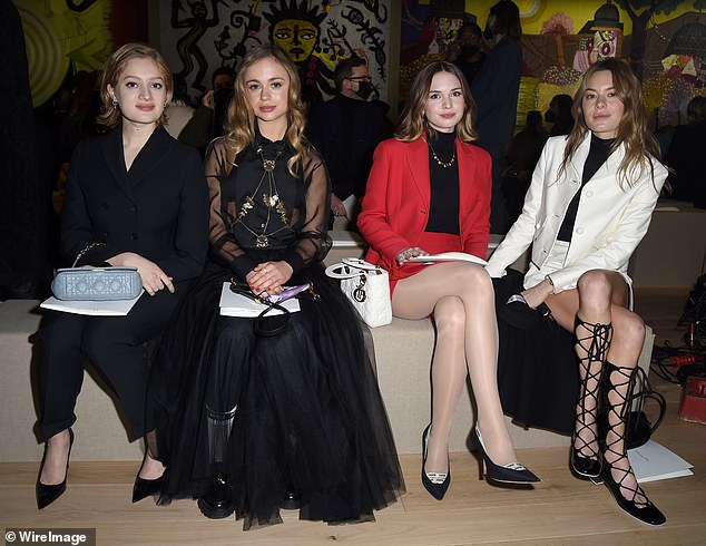 Все решают гены: дочь Мелани Гриффит и Антонио Бандераса Стелла в красном жакете и юбке на показе Dior