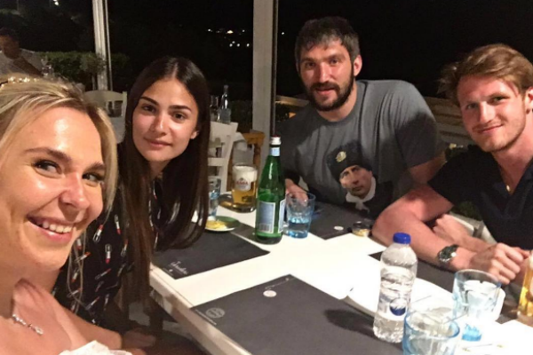 Пелагея и Иван Телегин на ужине вместе с Анастасией Шубской и Александром Овечкиным