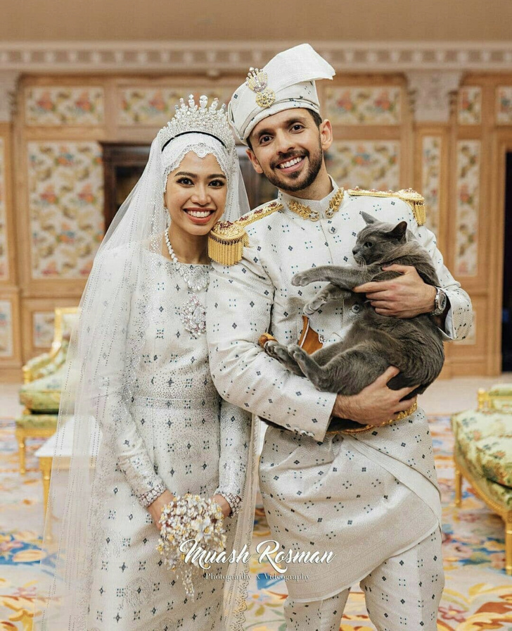 Фото №1 - Платье из серебряной парчи, расшитое бриллиантами: самая красивая принцесса Брунея вышла замуж