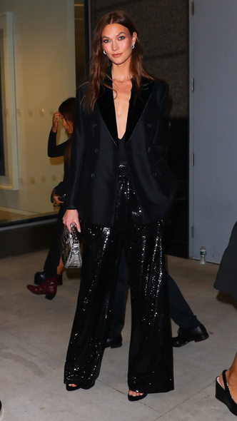 Карли Клосс в модных брюках из пайеток на ивенте в Нью-Йорке