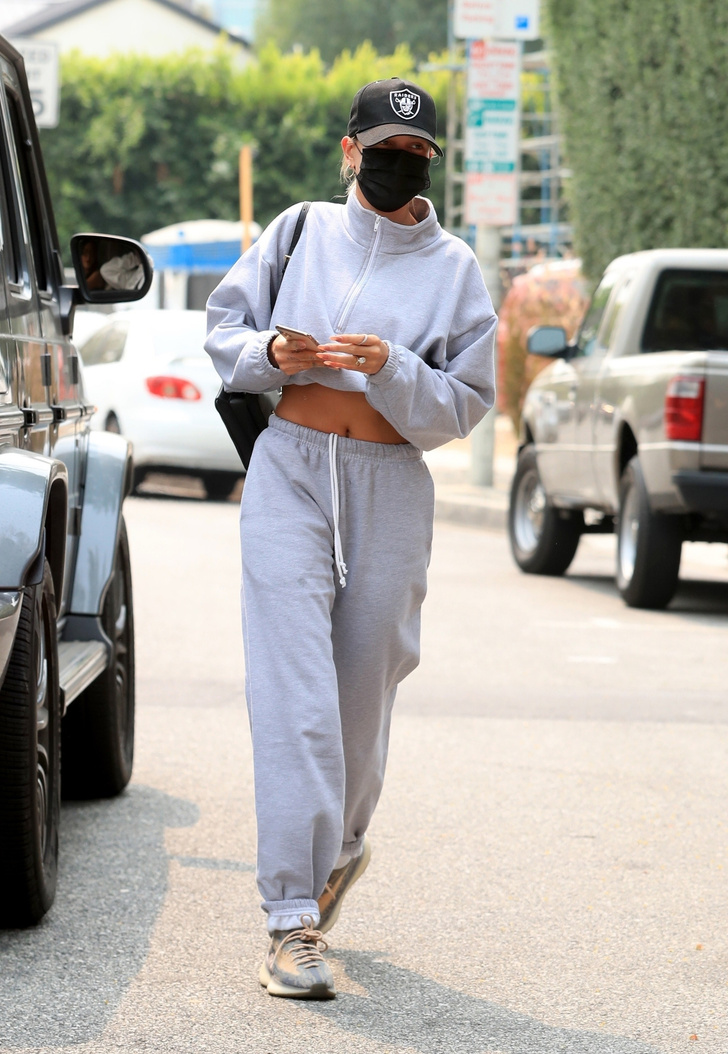 Серый спортивный костюм — самая уютная покупка на осень: Хейли Бибер носит его с подвернутой толстовкой