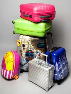 Чемоданы: American Tourister, 6300 руб. Delsey ("Экипаж"), 16000 руб. Heys (Domani), 10840 руб. Samsonite, 5590 руб. Rimowa ("Экипаж"), 27500 руб. Heys (Domani), 7990 руб.