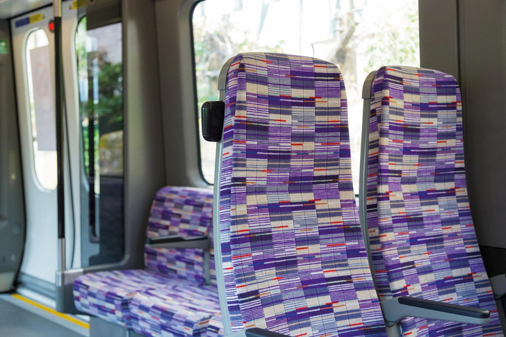 В Лондоне откроется новая линия метро с яркими сидениями