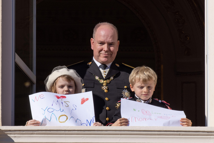 Разрыв сердца: дети княгини Шарлен передали ей свои послания на нарисованных плакатах во время приветствия толпы