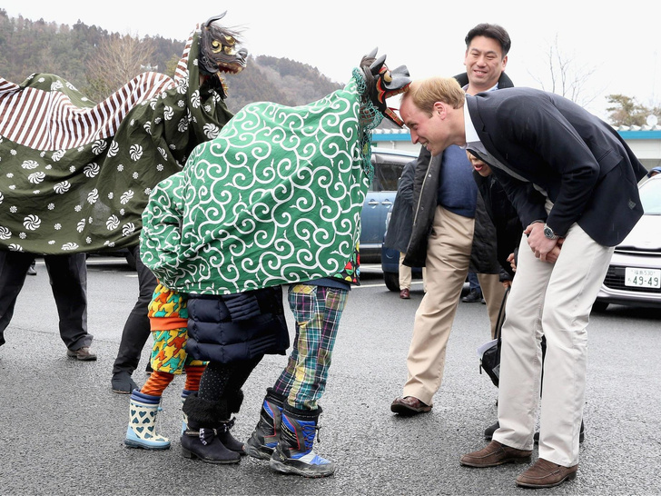 Король юмора: 30 самых забавных фото принца Уильяма, которые рассмешат вас до слез