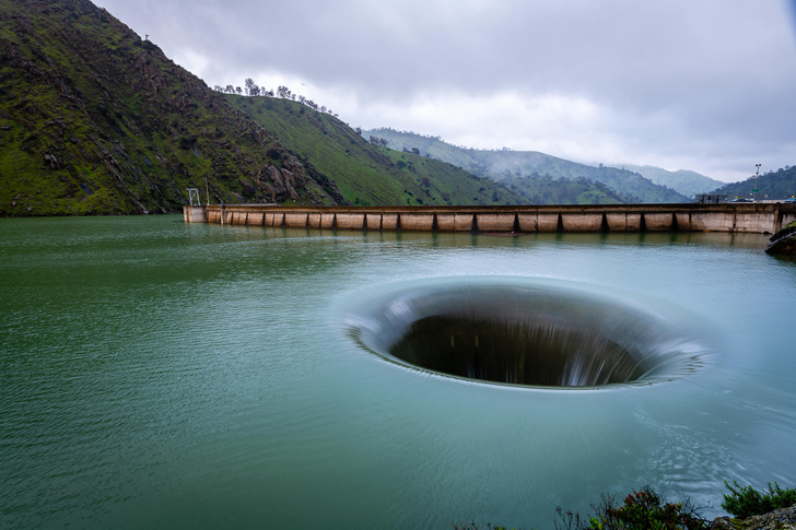 Как в ванной: гигантская дыра стала чаще появляться посреди озера в Калифорнии