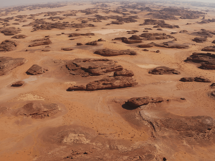 Красные камни Аравии: зачем люди неолита строили загадочные мустатили посреди пустыни?