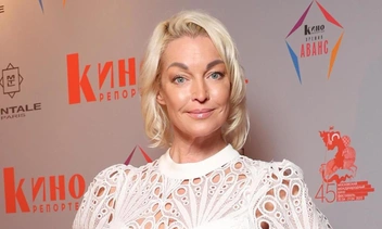 Смотреть стыдно: Волочкова встретила нового жениха в прозрачной маечке и торчащем белье
