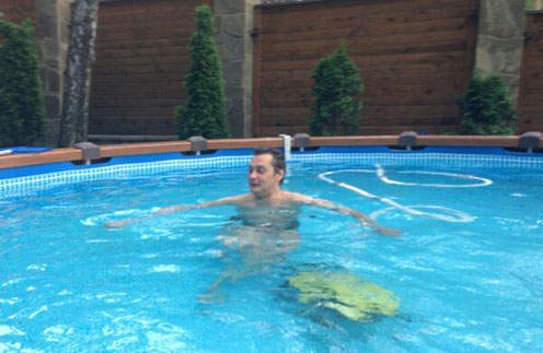 Александр Домогаров спасаестя от жары в бассейне