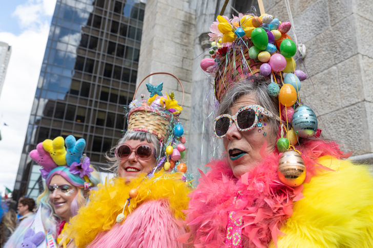 Чайник на голове, яйца и цыплята: в Нью-Йорке прошел ежегодный парад безумных шляп