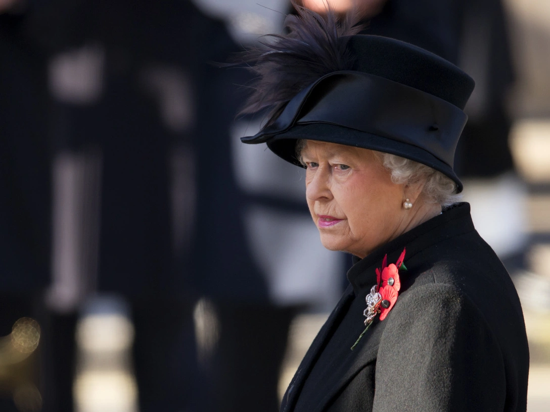 Елизавета II на службе в день памяти, 11 ноября 2012 | marieclaire.ru
