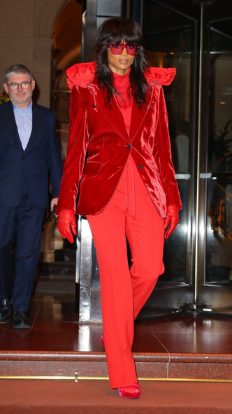 Сиара в драматичном красном луке на показе в Нью-Йорке