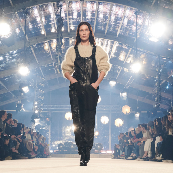 Кожаный комбинезон как у Беллы Хадид на Неделе моды в Париже — новый фэшн-тренд 2022