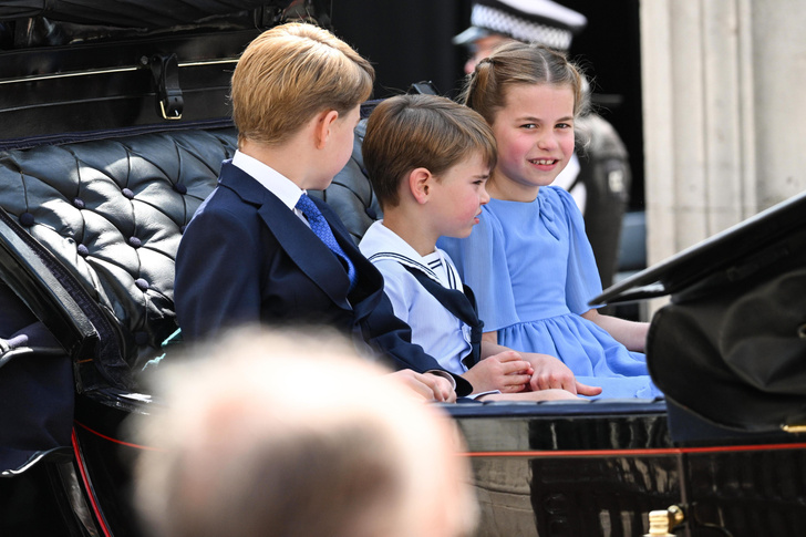 Трогательно: Камилла Паркер-Боулз, Кейт Миддлтон, принц Джордж, принцесса Шарлотта и малыш Луи в карете