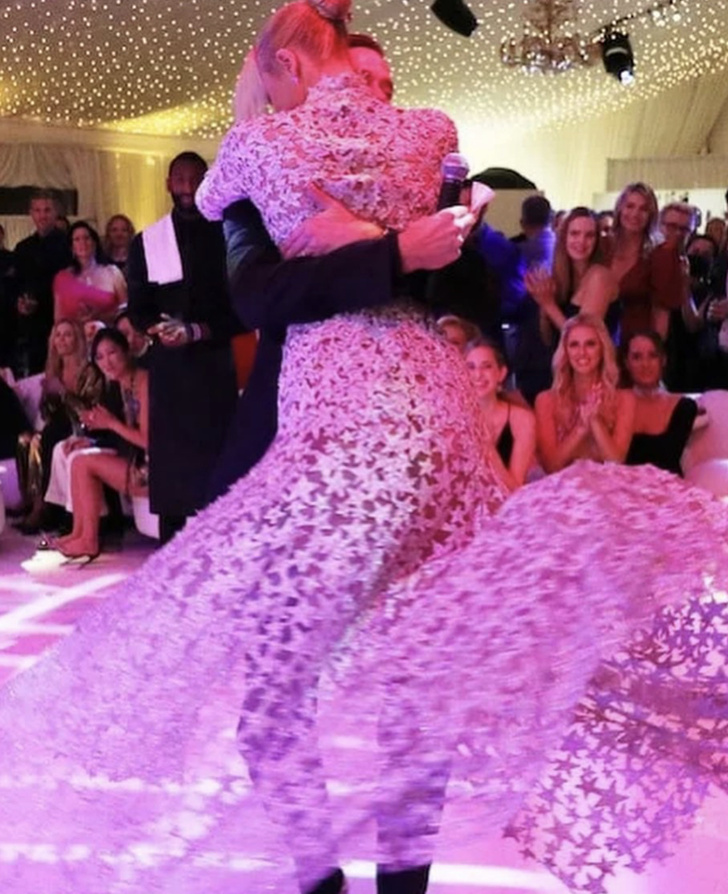 Платье невесты, сотканное из реальных звезд: этот образ Пэрис Хилтон может поспорить с ее подвенечным нарядом