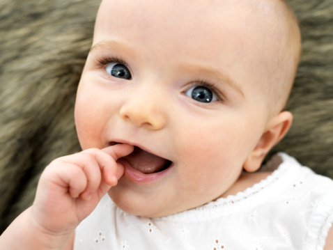 Пальцы во рту: почему это вредно для ребенка