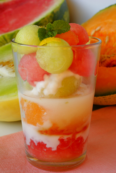 Десерт из шариков дыни и арбуза в йогурте