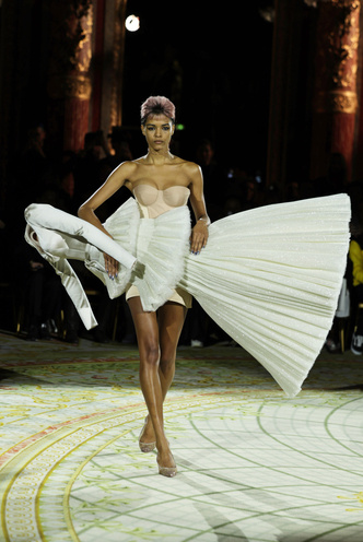 Платье, чтобы следить за бывшим: на показе Victor&Rolf модели надели наряды вверх тормашками