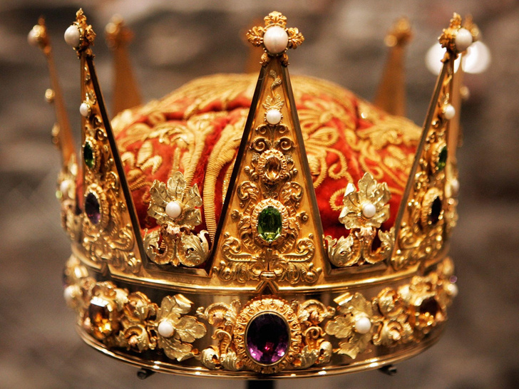 Сокровища королей: самые роскошные короны монархов мира, от которых захватывает дух