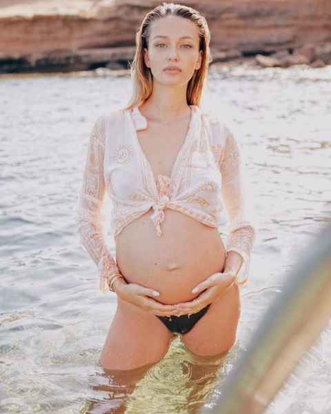 Возлюбленная Доронина подтвердила, что стала матерью во второй раз, и показала плоский живот через месяц после родов