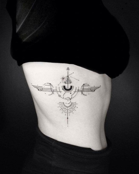 «Это пятка» и число дьявола: топ-10 самых странных татуировок российских звезд