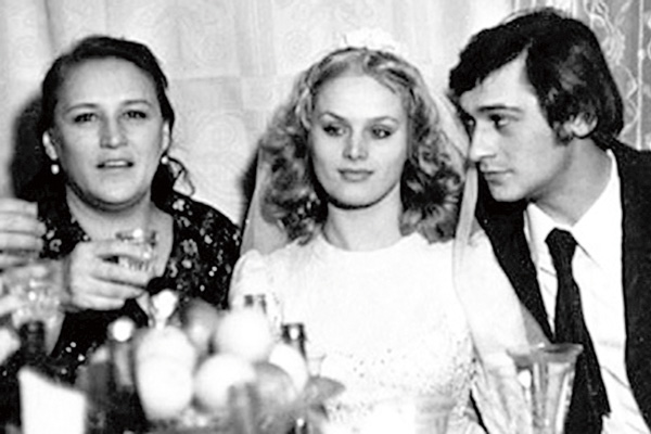 Актриса на свадьбе сына Владимира и его второй жены Натальи Егоровой, 1975 год
