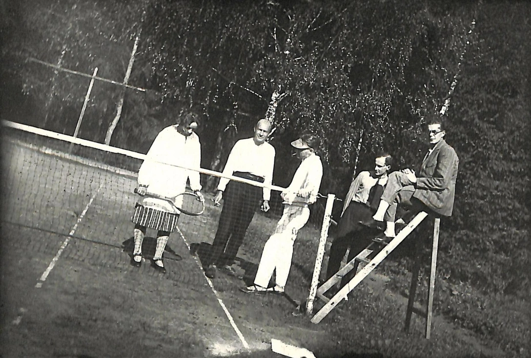 Любовь Белозерская, Николай Лямин, Михаил Булгаков и Сергей Топленинов на теннисном корте в Крюково. | Источник: Пресс-служба музея