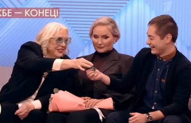 Лидия Федосеева-Шукшина в эфире телешоу подарила ключи от квартиры внуку Василию после ссоры