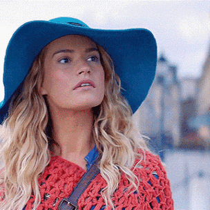 5 лучших fashion-образов из фильма «Mamma mia!» для тех, кто не готов прощаться с летом