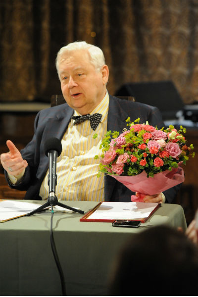 Прямо со сцены театра 3 сентября Олег Павлович поздравил жену с праздником и вручил ей букет цветов