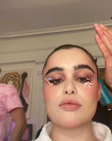 Розовые тени и макияж с цветами: Барби Феррейра показала два стильных образа из сериала «Эйфория»