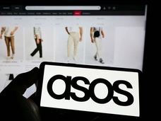 «Обидно, что не можешь купить, правда?»: Собчак, Айза в шоке от наглости ASOS к россиянам