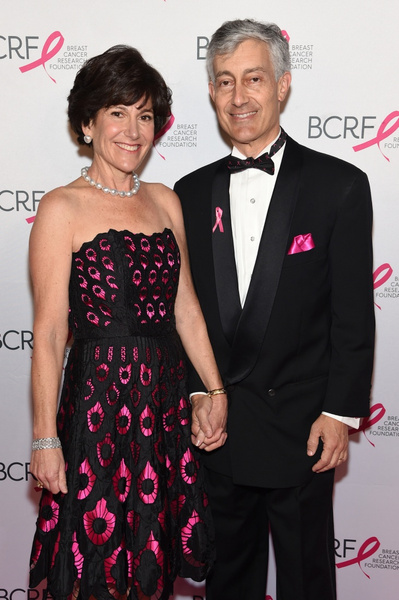«Пора победить рак груди!»: Estee Lauder Companies запускает кампанию по борьбе с тяжелым недугом