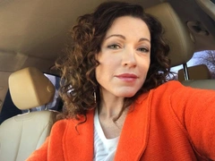 48-летняя Алена Хмельницкая впервые надела мини-юбку и поразила своими точеными ногами