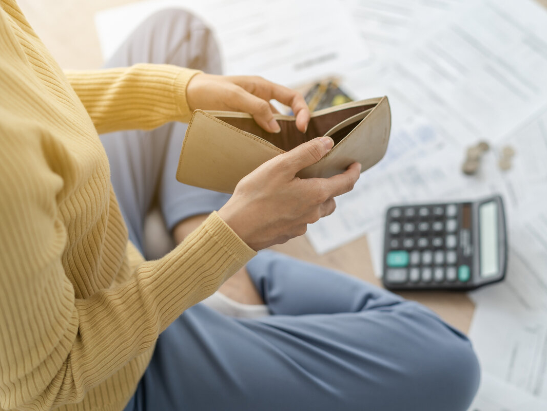 Долговая яма: 6 жизненных ситуаций, когда нельзя занимать деньги | marieclaire.ru