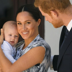 «Королева Меган и ее подданные»: почему новое фото Сассекских с Арчи возмутило Сеть