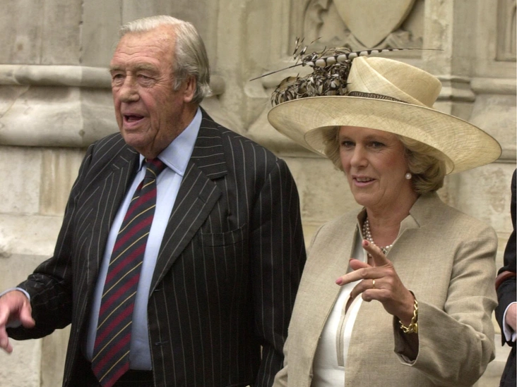 Брюс Шанд и Камилла Паркер-Боулз у Вестминстерского аббатства после церемонии по случаю 50-летия коронации Елизаветы, 2 июня 2003