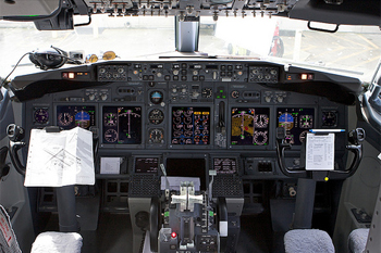 Войдя в кабину пилота, по возможности займите кресло расположенное слева.