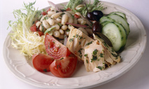 Салат с фасолью и огурцами