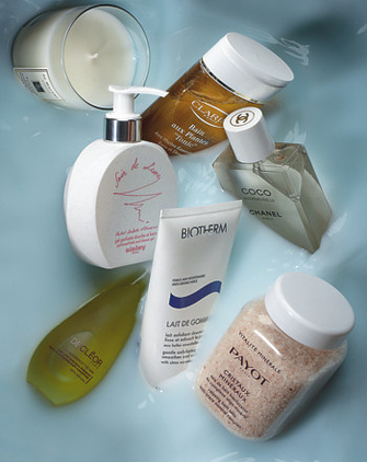 —Пена для ванны с эфирными маслами Tonic, Clarins —Бархатное масло для тела Coco Mademoiselle, Chanel —Расслабляющая соль для ванны Cristaux Mineraux, Payot —Мягкое отшелушивающее молочко для тела с цитрусовыми маслами Lait de Gommage, Biotherm —Концентрат эфирных масел для ванны Aromessence de bain, Decleor —Парфюмированный гель для душа и ванны Soir de Lune, Sisley —Ароматическая свеча Blue Agava & Cacao, Jo Malone