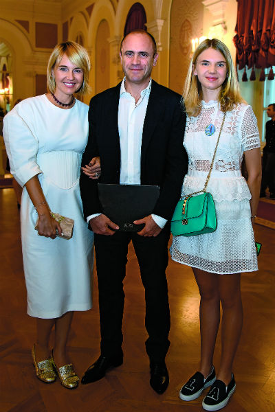 Юлия Бордовских с дочерью и мужем