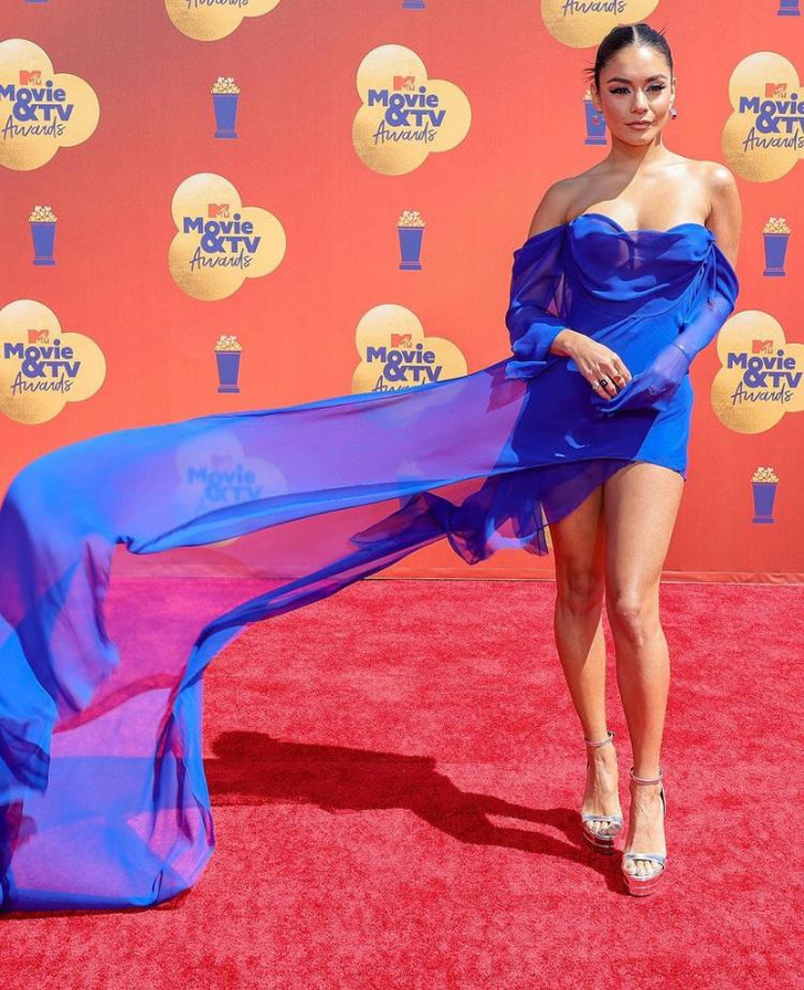 Электрический удар: Ванесса Хадженс в самом коротком платье церемонии MTV Movie & TV Awards 2022