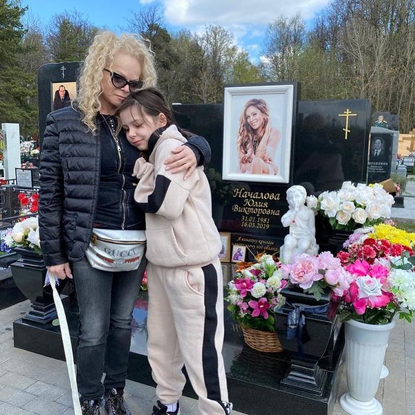 Лариса Долина привезла внучку на могилу Юлии Началовой