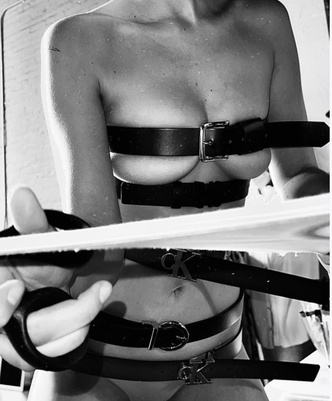 Фото №5 - Очень горячо! 🔥 Полностью обнаженная Белла Хадид в рекламной кампании Calvin Klein