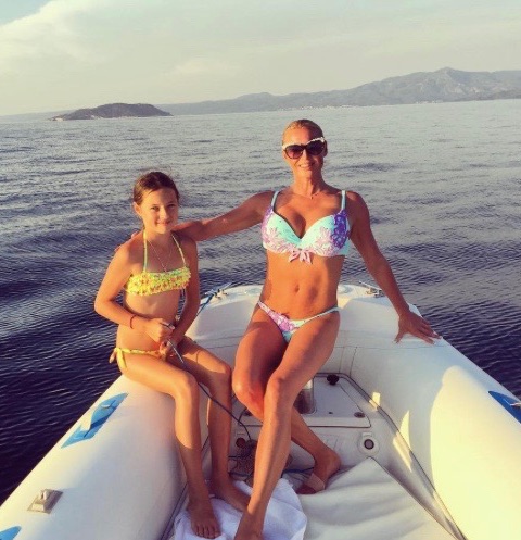 Анастасия Волочкова с дочкой на отдыхе в Греции