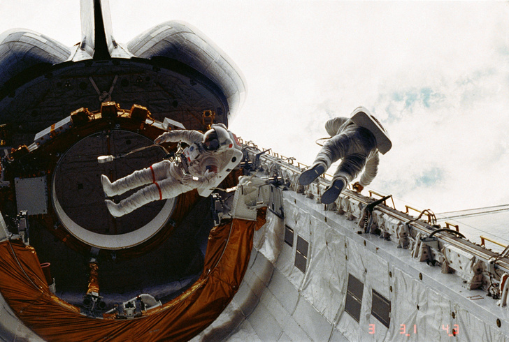 Астронавты работают в открытом космосе
