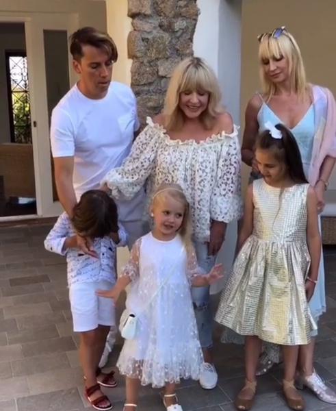 Family look: Пугачева с дочерьми выбрала одинаковые наряды