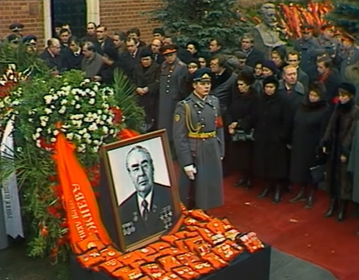 Уронили гроб, помпезный пафос, парад и принудиловка: воспоминания и мифы о похоронах Брежнева (видео)